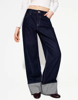 90-talsjeans med vida ben och uppvikbara fållar