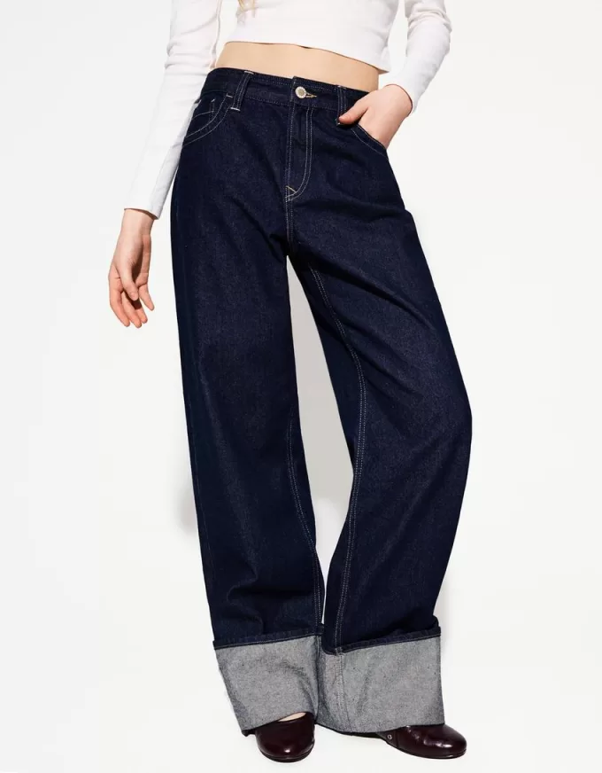 90-talsjeans med vida ben och uppvikbara fållar 90-talsjeans med vida ben och uppvikbara fållar