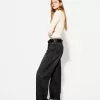 90-talsjeans med vida ben och uppvikbara fållar 90-talsjeans med vida ben och uppvikbara fållar