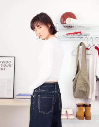 90-talsjeans med vida ben och uppvikbara fållar