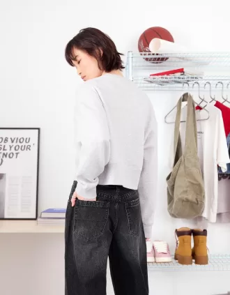 90-talsjeans med vida ben och uppvikbara fållar
