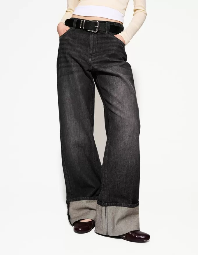 90-talsjeans med vida ben och uppvikbara fållar 90-talsjeans med vida ben och uppvikbara fållar