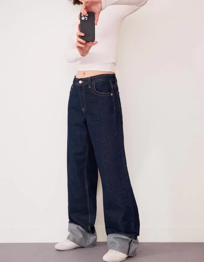 90-talsjeans med vida ben och uppvikbara fållar 90-talsjeans med vida ben och uppvikbara fållar