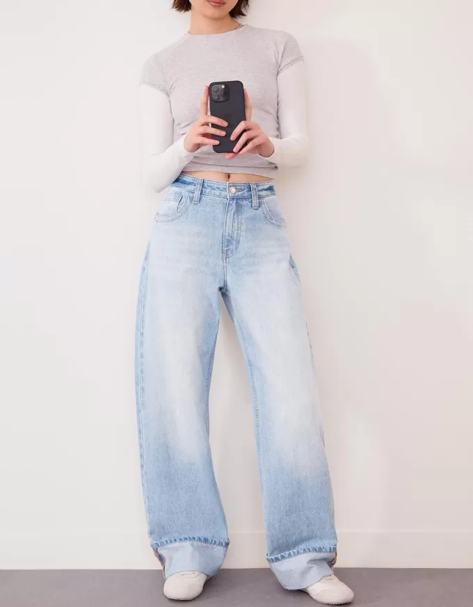 90-talsjeans med vida ben och uppvikbara fållar 90-talsjeans med vida ben och uppvikbara fållar