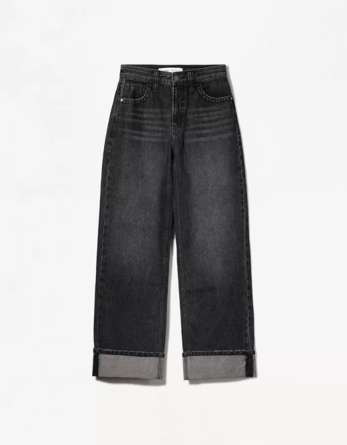 90-talsjeans med vida ben och uppvikbara fållar 90-talsjeans med vida ben och uppvikbara fållar