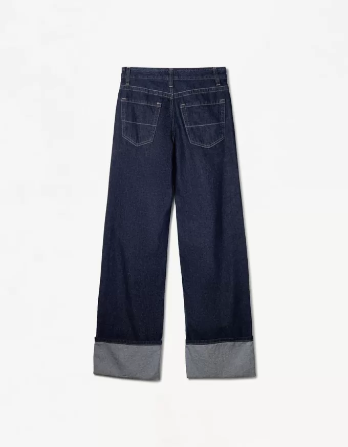 90-talsjeans med vida ben och uppvikbara fållar 90-talsjeans med vida ben och uppvikbara fållar