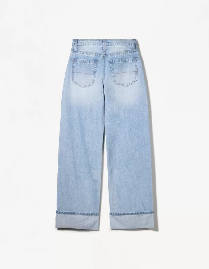 90-talsjeans med vida ben och uppvikbara fållar 90-talsjeans med vida ben och uppvikbara fållar