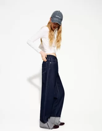 90-talsjeans med vida ben och uppvikbara fållar