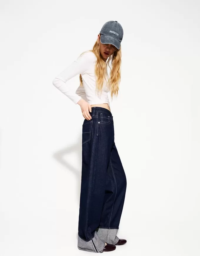 90-talsjeans med vida ben och uppvikbara fållar 90-talsjeans med vida ben och uppvikbara fållar