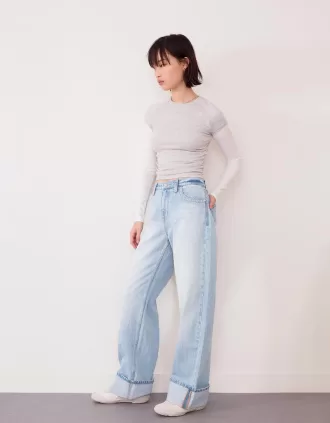 90-talsjeans med vida ben och uppvikbara fållar