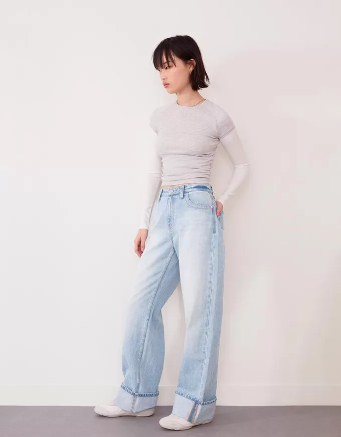 90-talsjeans med vida ben och uppvikbara fållar 90-talsjeans med vida ben och uppvikbara fållar