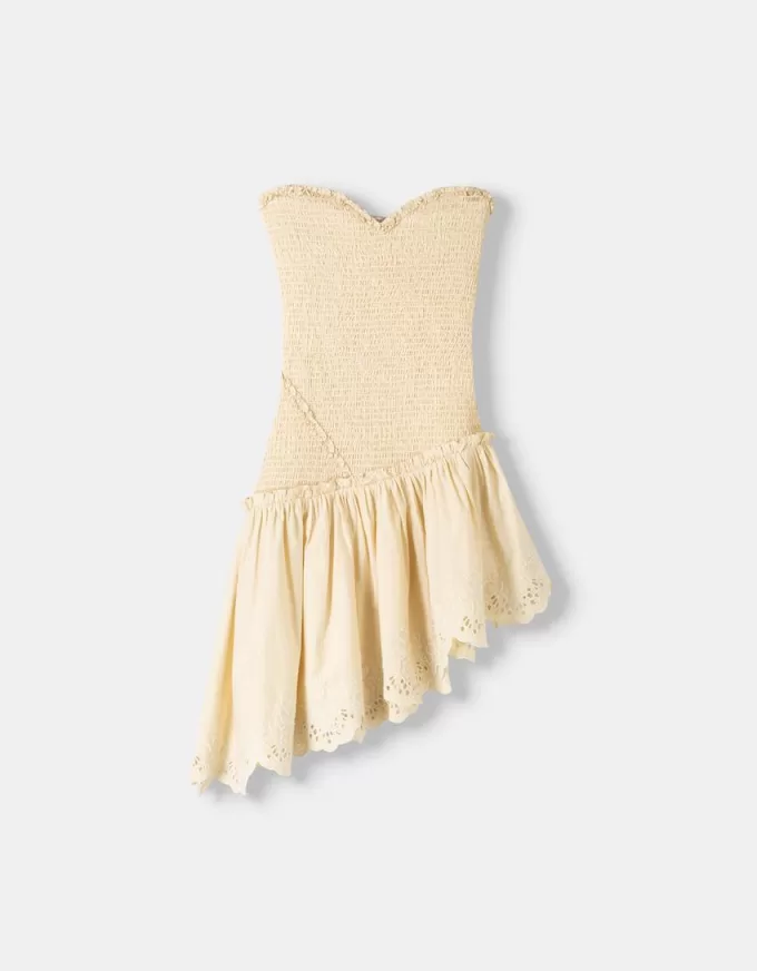 Asymmetrisk klänning med rynkad elastisk detalj Asymmetrisk klänning med rynkad elastisk detalj