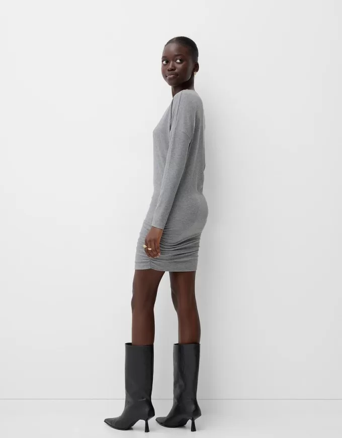 Asymmetrisk långärmad klänning Asymmetrisk långärmad klänning