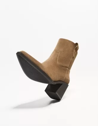 Asymmetriska högklackade cowboystövlar