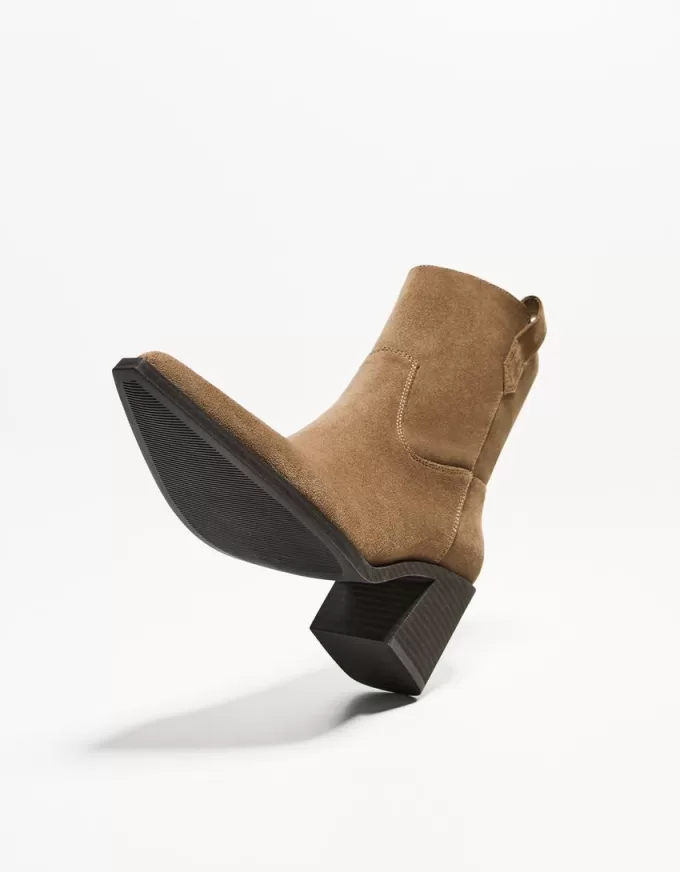 Asymmetriska högklackade cowboystövlar Asymmetriska högklackade cowboystövlar
