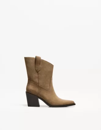 Asymmetriska högklackade cowboystövlar
