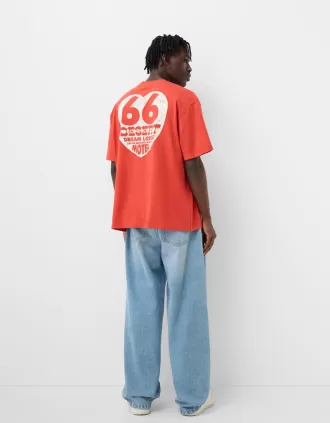 Avslappnad passform kortärmad broderad T-shirt
