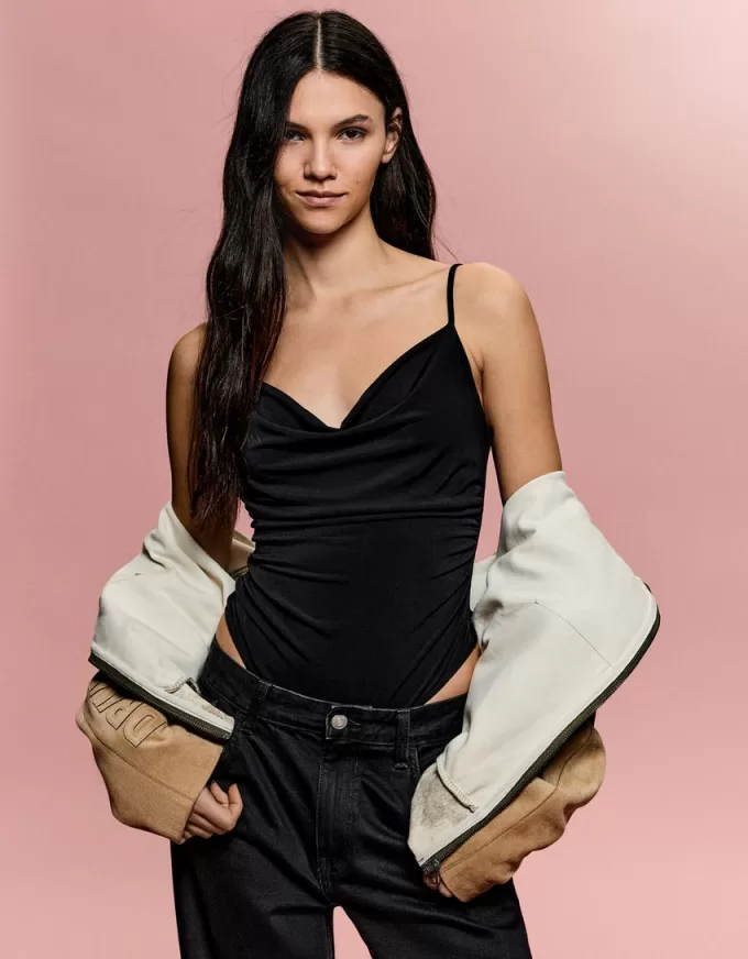 BERSHKA SERIEN draperad body med remmar BERSHKA SERIEN draperad body med remmar