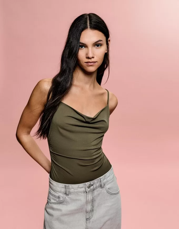 BERSHKA SERIEN draperad body med remmar BERSHKA SERIEN draperad body med remmar