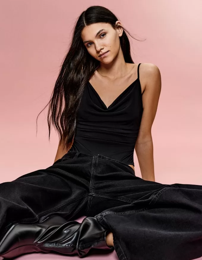 BERSHKA SERIEN draperad body med remmar BERSHKA SERIEN draperad body med remmar