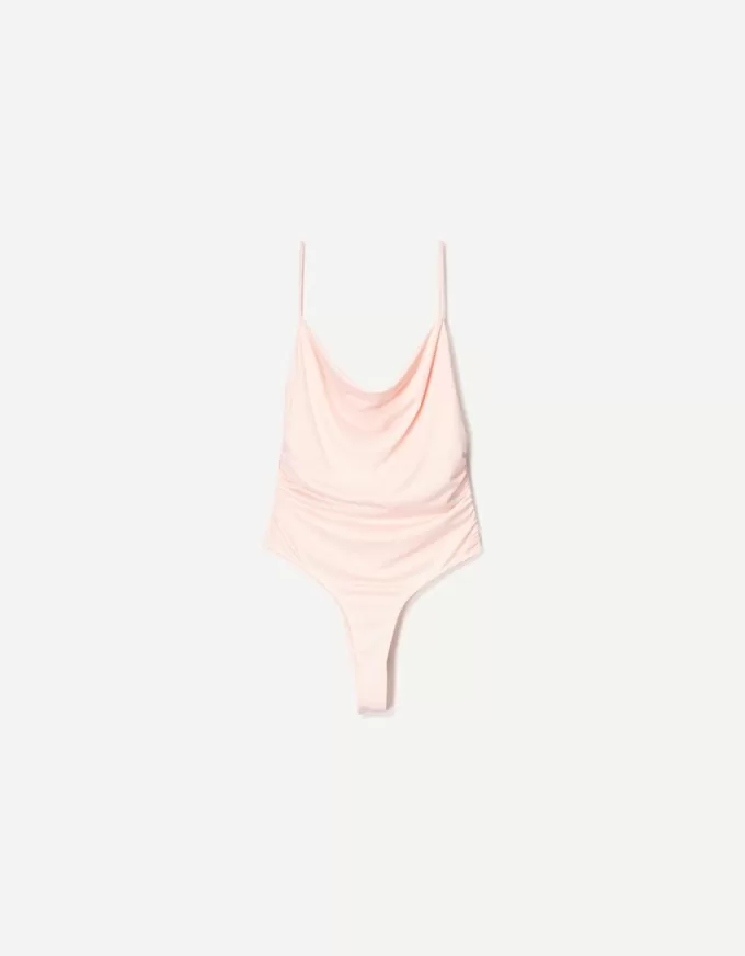 BERSHKA SERIEN draperad body med remmar BERSHKA SERIEN draperad body med remmar