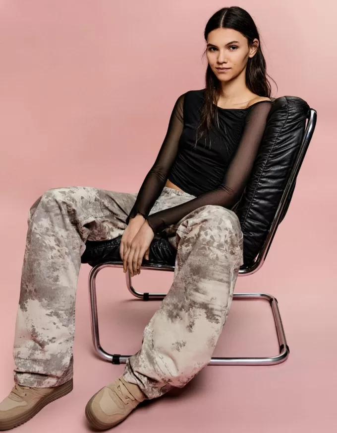 BERSHKA SERIEN långärmad T-shirt i tyll med rynkad tyll BERSHKA SERIEN långärmad T-shirt i tyll med rynkad tyll