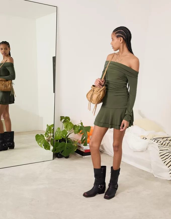 BERSHKA SERIEN volang långärmad miniklänning BERSHKA SERIEN volang långärmad miniklänning