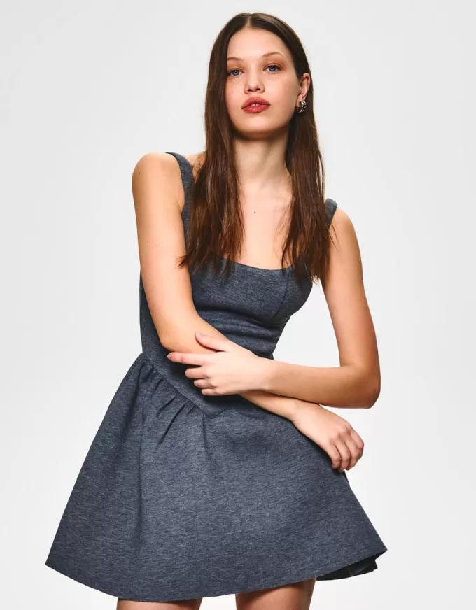BERSHKA SERIEN voluminös kjolklänning i neopreneffekt BERSHKA SERIEN voluminös kjolklänning i neopreneffekt