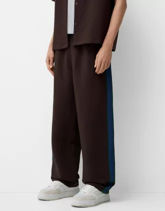 Baggy byxor med ränder på sidan
