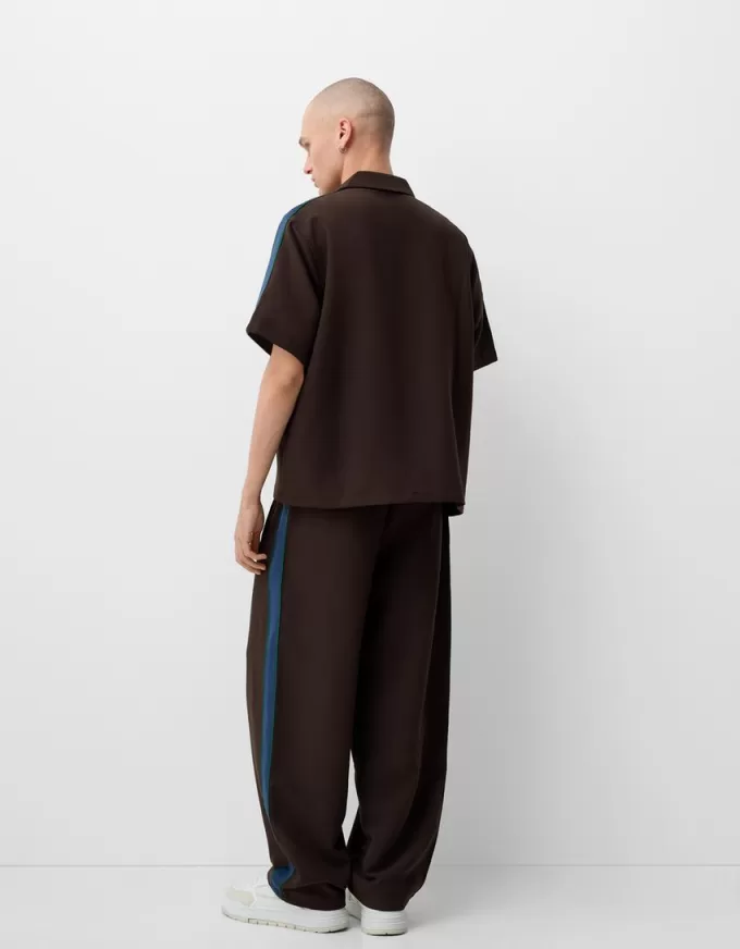Baggy byxor med ränder på sidan Baggy byxor med ränder på sidan