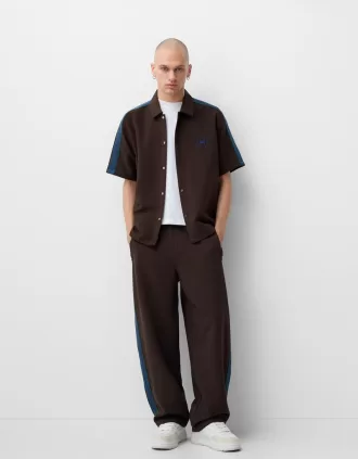 Baggy byxor med ränder på sidan