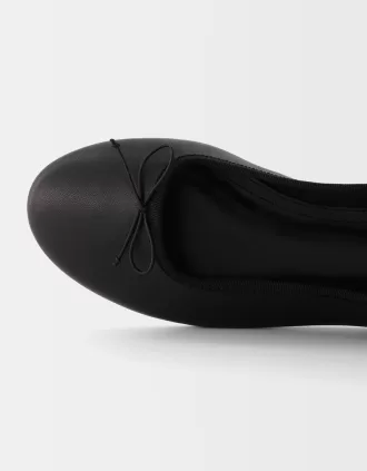 Ballerinor med rosettdetalj