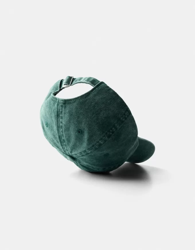 Blekt keps med broderi Blekt keps med broderi