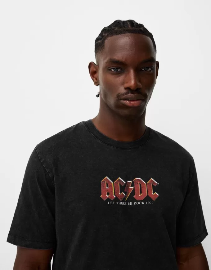 Blekt kortärmad T-shirt med AC/DC-tryck Blekt kortärmad T-shirt med AC/DC-tryck