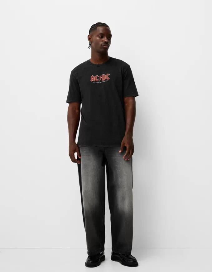 Blekt kortärmad T-shirt med AC/DC-tryck Blekt kortärmad T-shirt med AC/DC-tryck