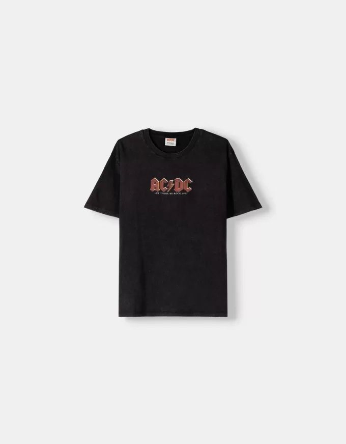 Blekt kortärmad T-shirt med AC/DC-tryck Blekt kortärmad T-shirt med AC/DC-tryck