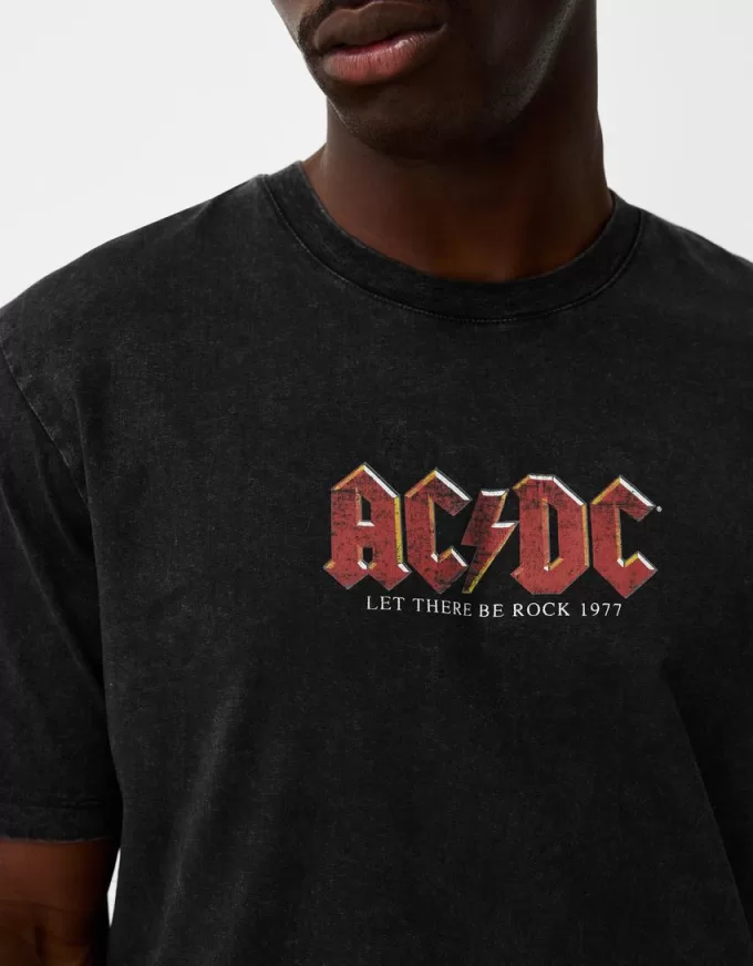 Blekt kortärmad T-shirt med AC/DC-tryck Blekt kortärmad T-shirt med AC/DC-tryck