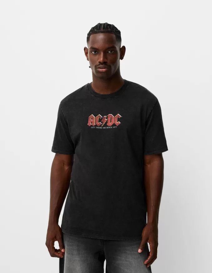 Blekt kortärmad T-shirt med AC/DC-tryck Blekt kortärmad T-shirt med AC/DC-tryck