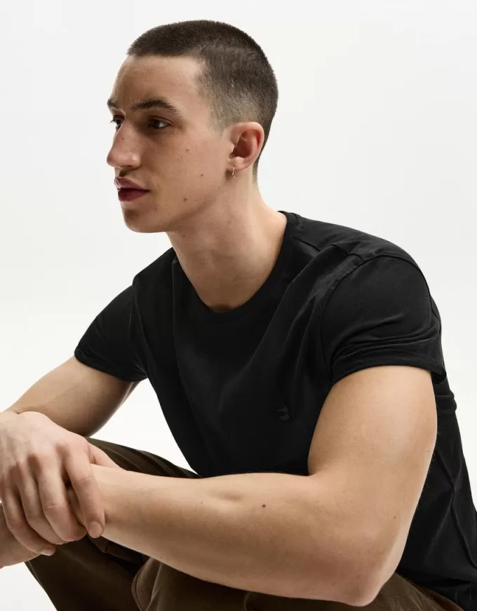 Broderad kortärmad upprullbar T-shirt