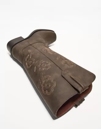 Broderade platta cowboystövlar