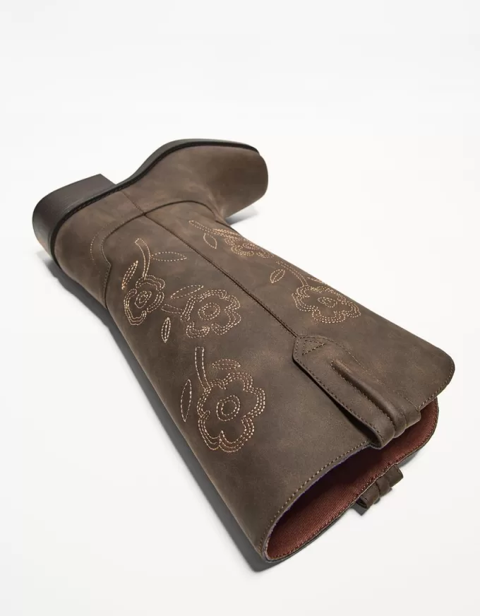 Broderade platta cowboystövlar