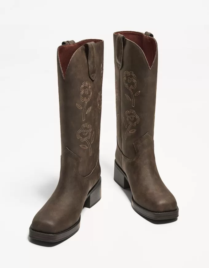 Broderade platta cowboystövlar