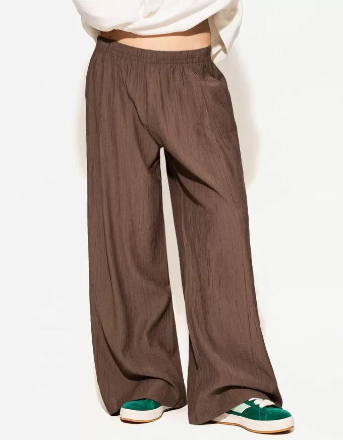 Byxor med dragsko vid ben Byxor med dragsko vid ben