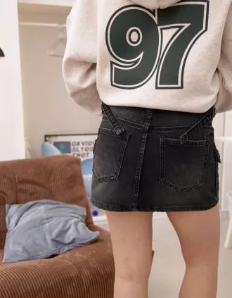 Denim cargo kjol med remmar