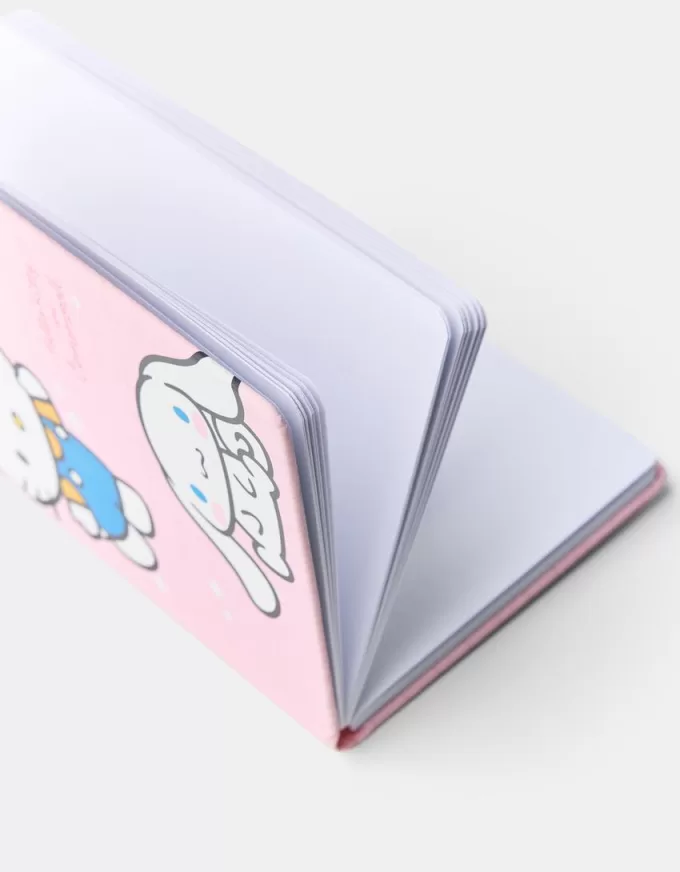 Ett paket med Hello Kitty and Friends-anteckningsböcker Ett paket med Hello Kitty and Friends-anteckningsböcker
