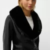 Figursydd jacka med lädereffekt med halsringning i sweatshirtmaterial Figursydd jacka med lädereffekt med halsringning i sweatshirtmaterial
