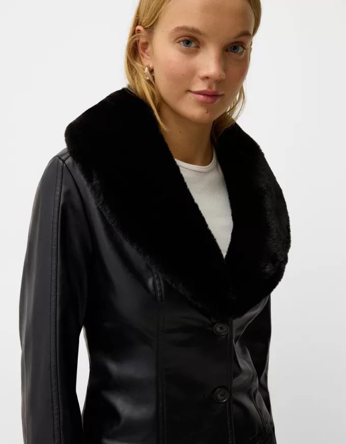 Figursydd jacka med lädereffekt med halsringning i sweatshirtmaterial Figursydd jacka med lädereffekt med halsringning i sweatshirtmaterial