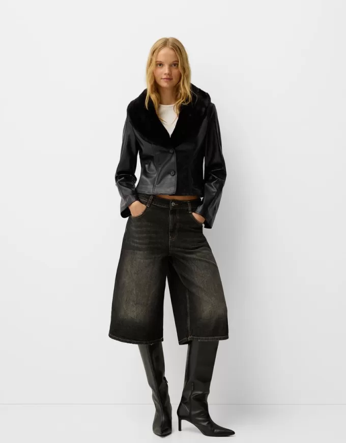 Figursydd jacka med lädereffekt med halsringning i sweatshirtmaterial Figursydd jacka med lädereffekt med halsringning i sweatshirtmaterial