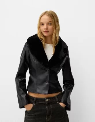 Figursydd jacka med lädereffekt med halsringning i sweatshirtmaterial