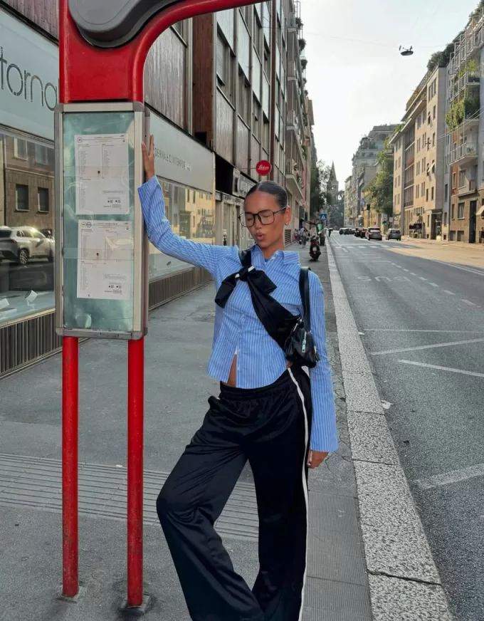 Figursydd skjorta med utsvängda ärmar Figursydd skjorta med utsvängda ärmar